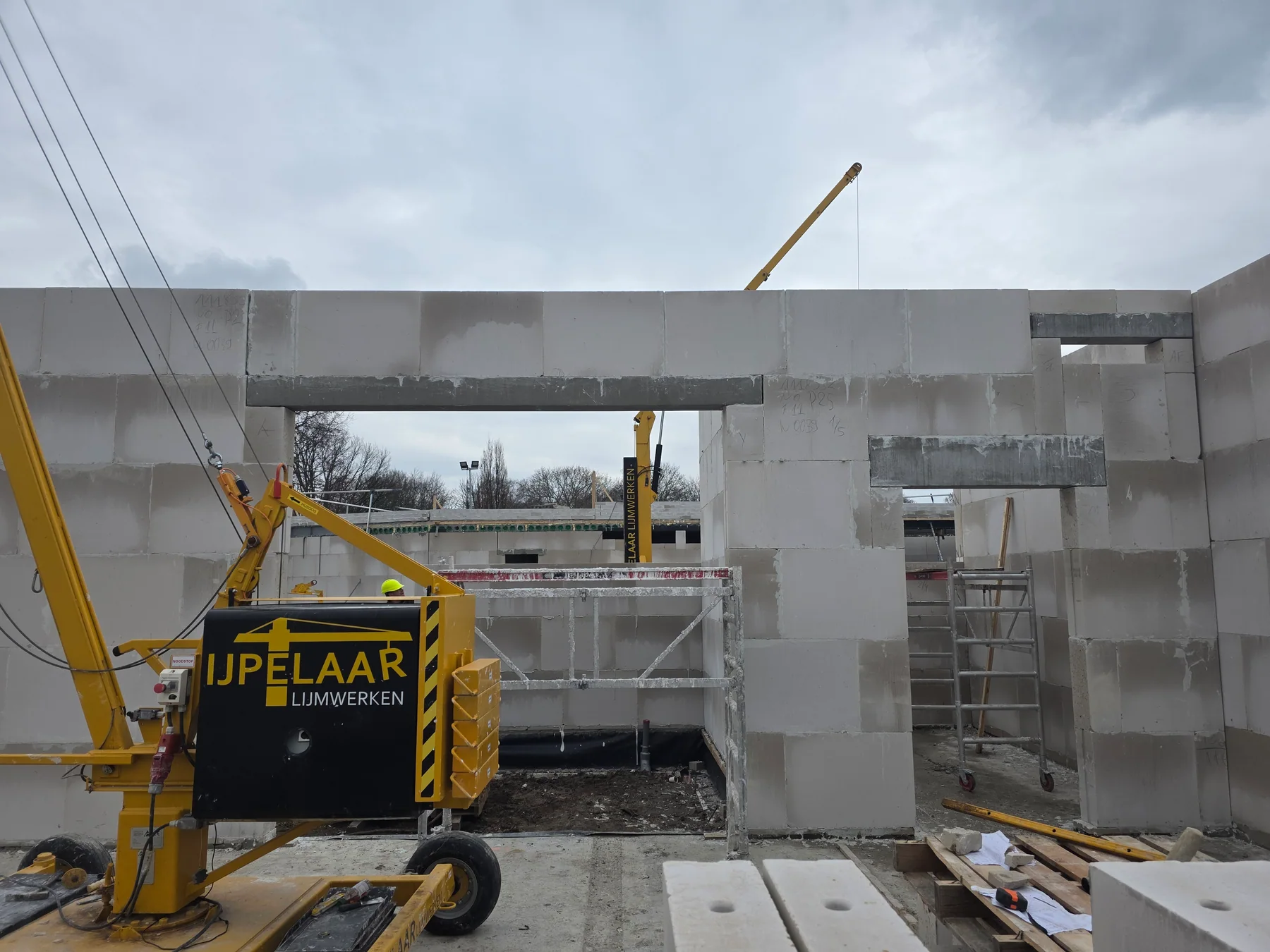 Kalkzandsteen metselwerk tijdens een bouwproject in Zuid-Holland