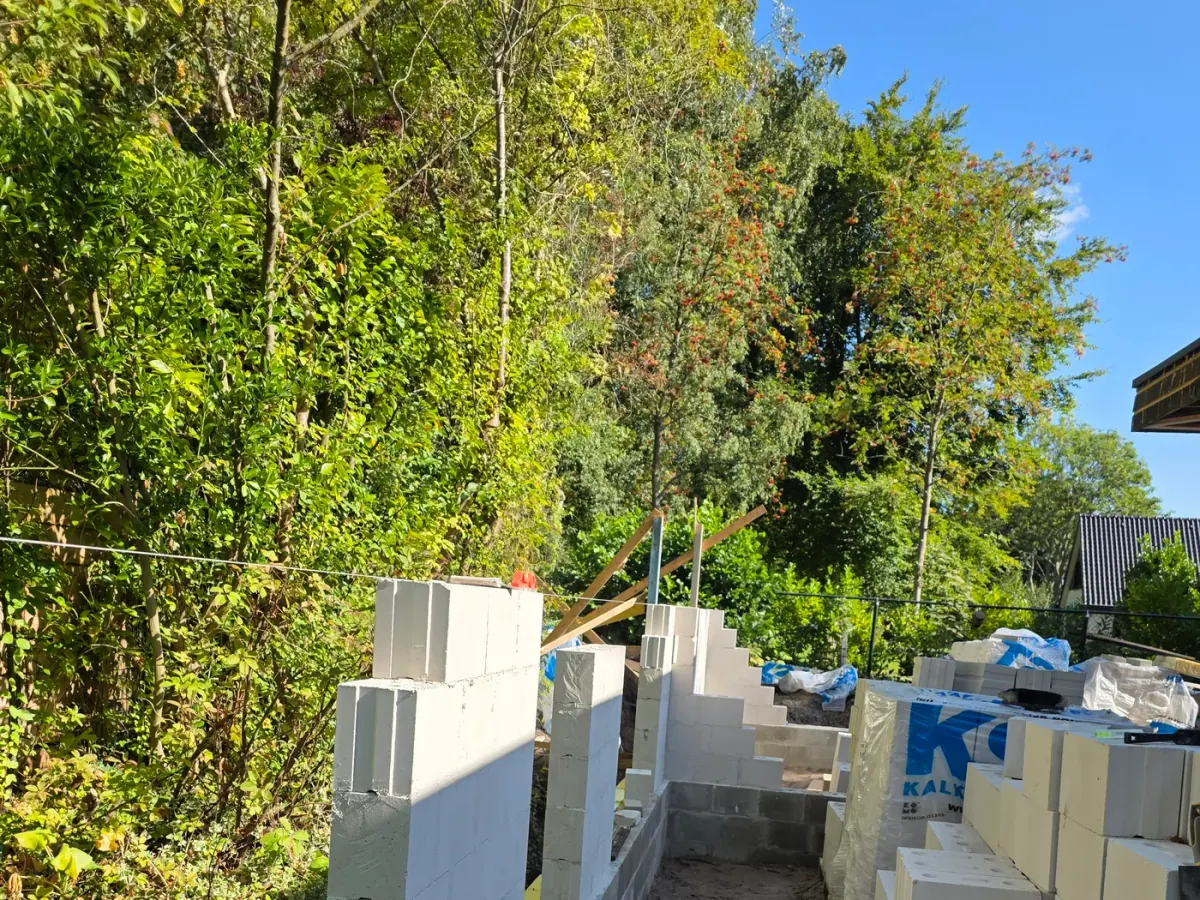 Constructiewerk voor een aanbouw in uitvoering