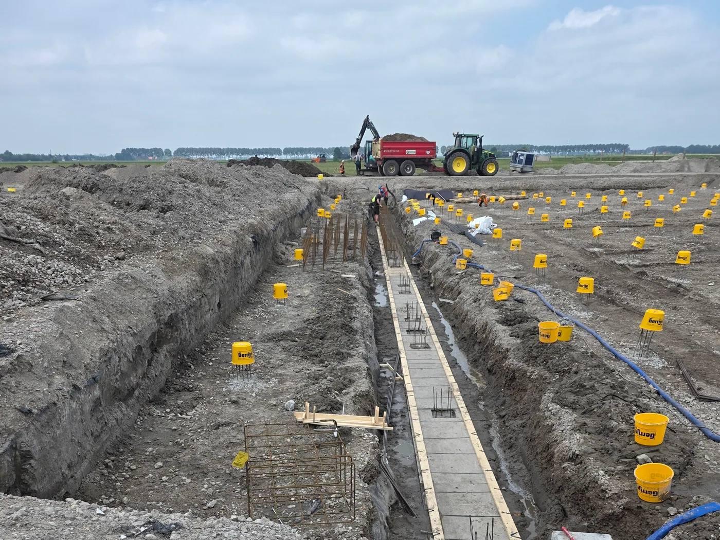 Voorbereidende bekisting voor betonwerk op een bouwplaats