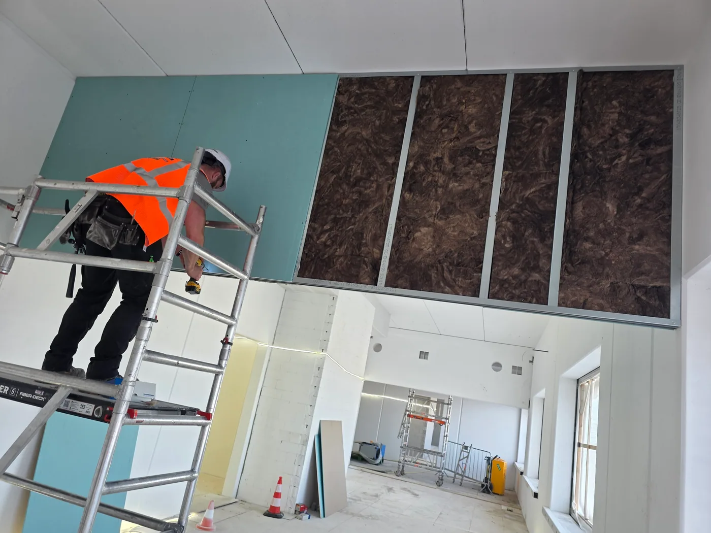 Montage van gipsplaten en isolatie in een bedrijfsruimte