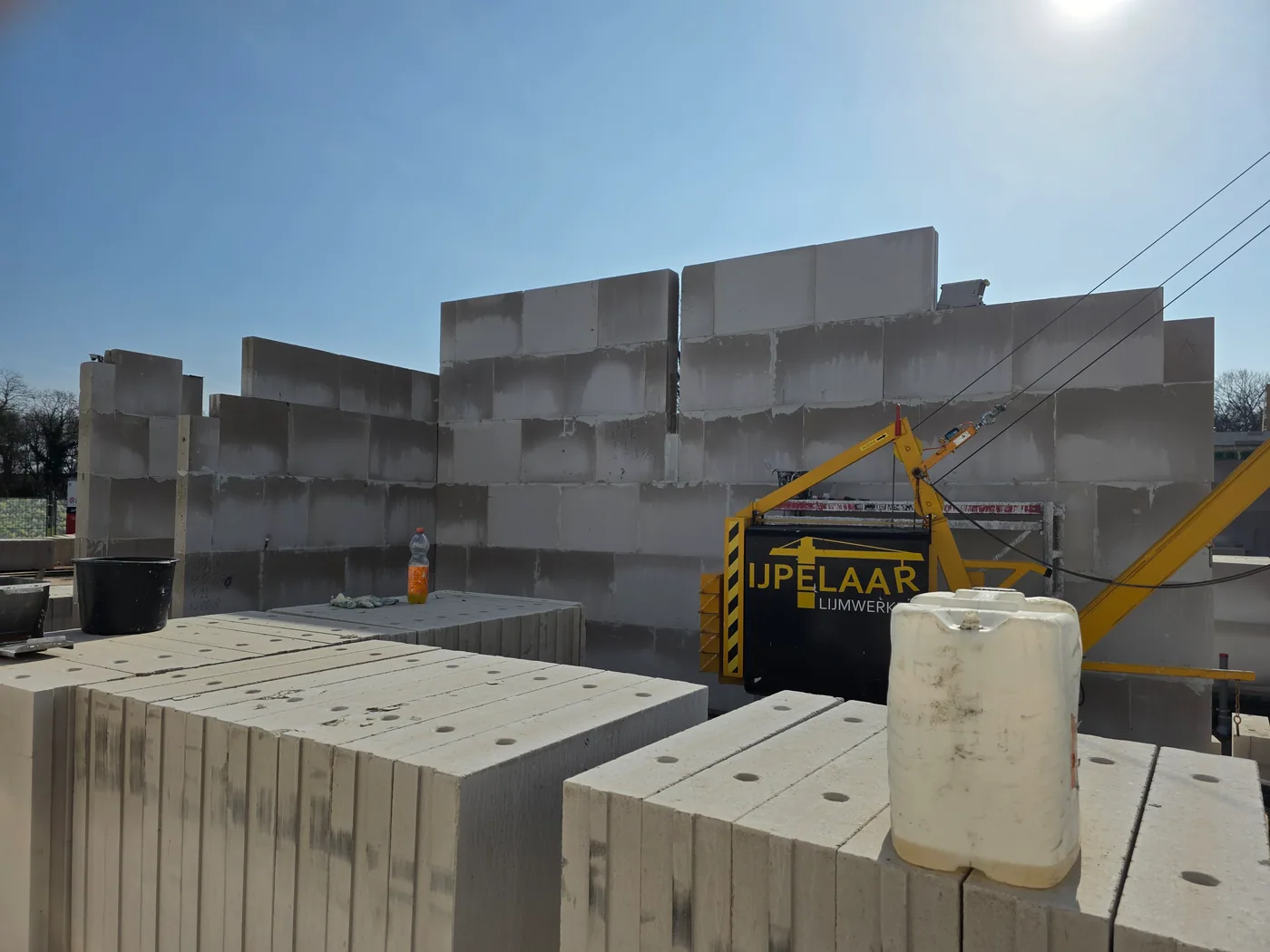 Kalkzandsteen metselwerk tijdens een bouwproject