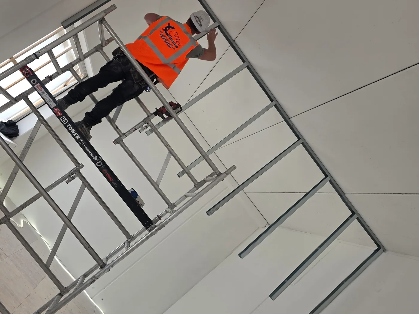 Montage van metal-stud profielen voor binnenafwerking