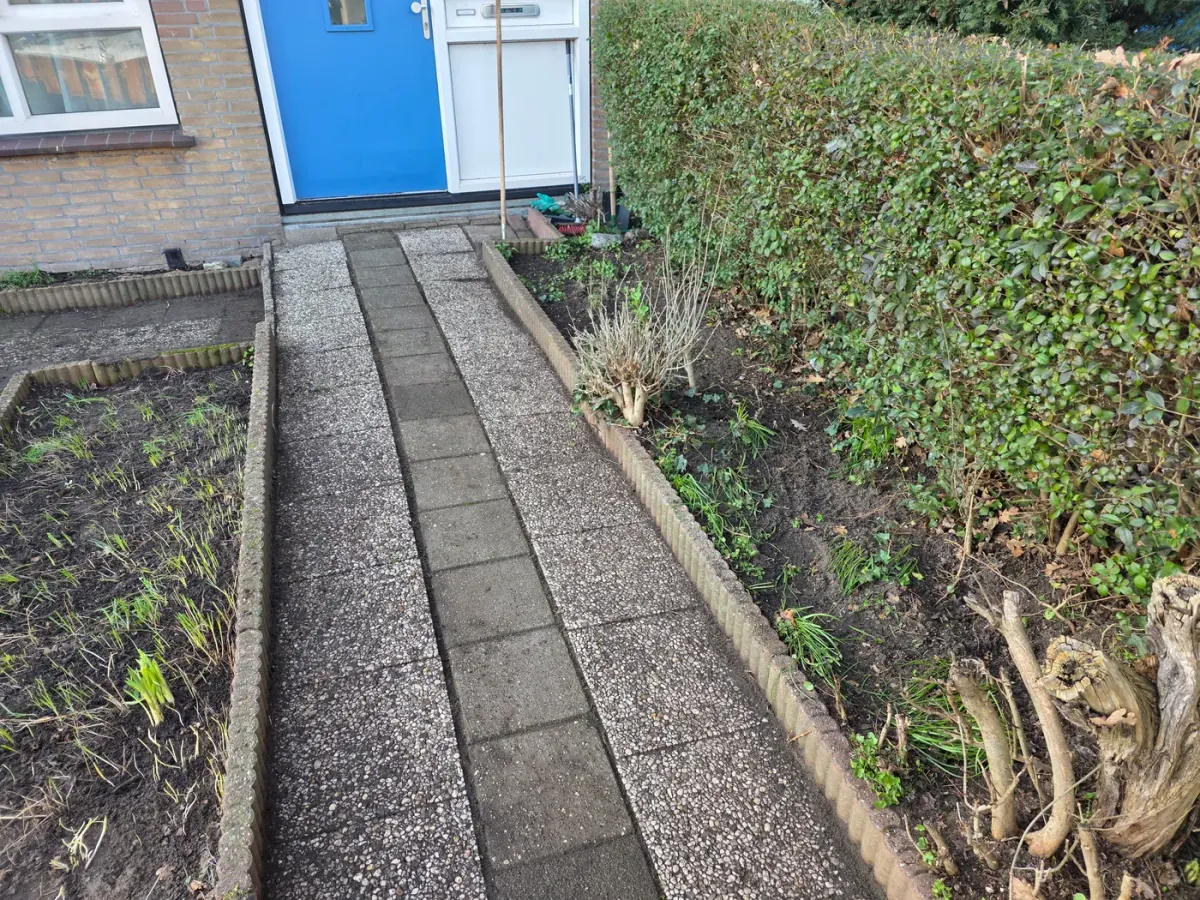 Opgeruimde voortuin en bestrate tuinroute